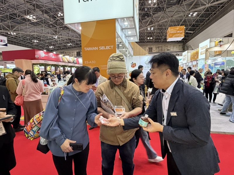 2026 FOODEX JAPAN 現場，皇鶴蜂蜜向日本買主介紹龍眼蜂蜜