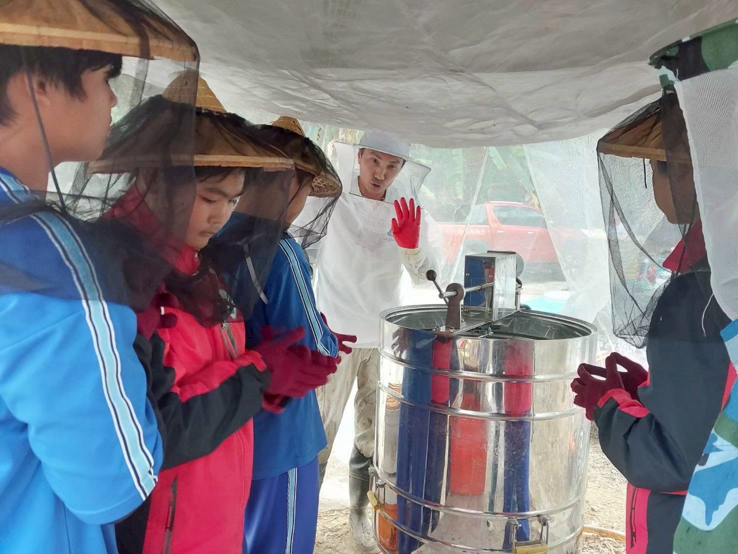 養蜂體驗現場，蜂蜜離心機示範採蜜流程