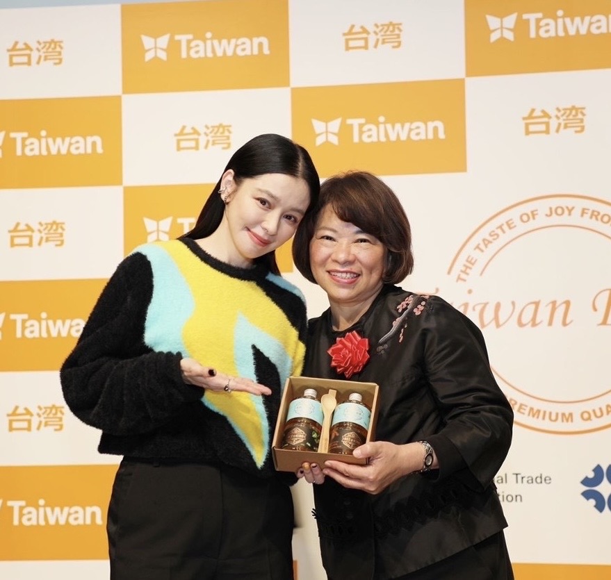 嘉義市市長黃敏惠贈送皇鶴蜂蜜禮盒給東京食品展台灣代言人徐若瑄